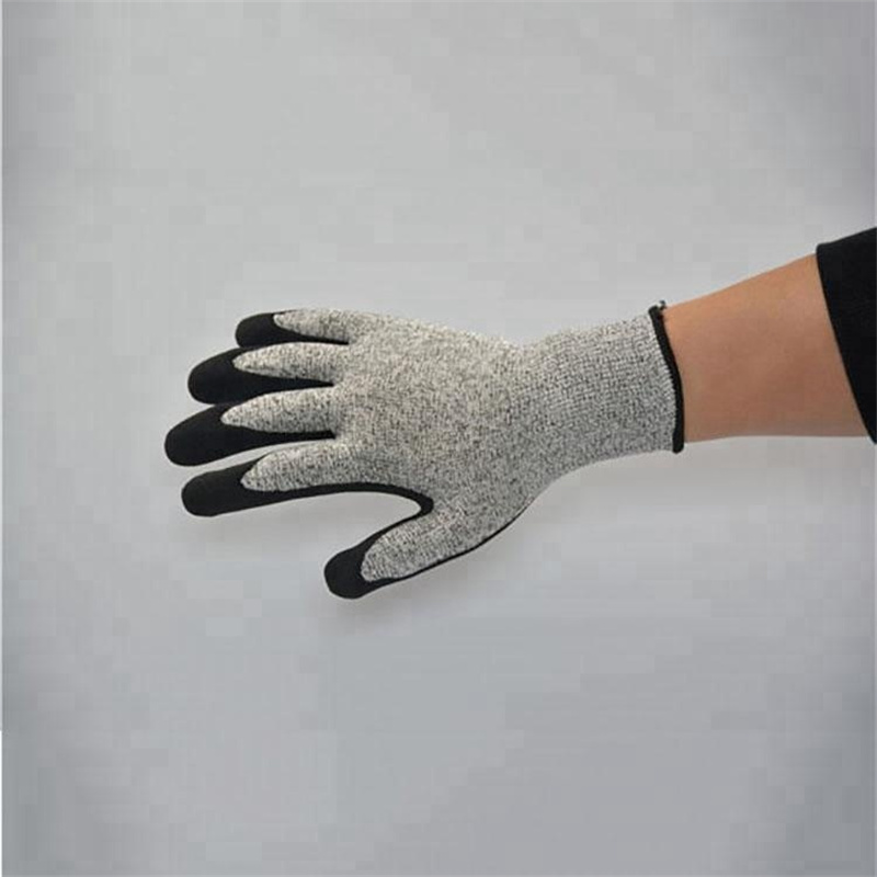 Индустриски ракавици отпорни на сечење HPPE од 13 g со дланка со песочна обвивка од нитрил